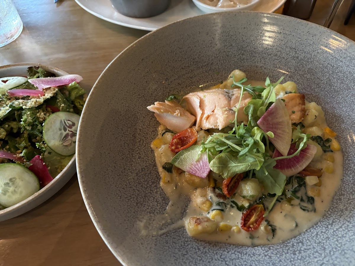 Earls Kitchen + Bar — Restaurant